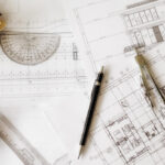 Elementos básicos que podem ser usados em vários cursos de engenharia: compasso, réguas, folha de projeto.