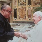 Padre Luiz Cláudio com Vossa Santidade, o Papa Francisco, representando uma escola com valores cristãos.
