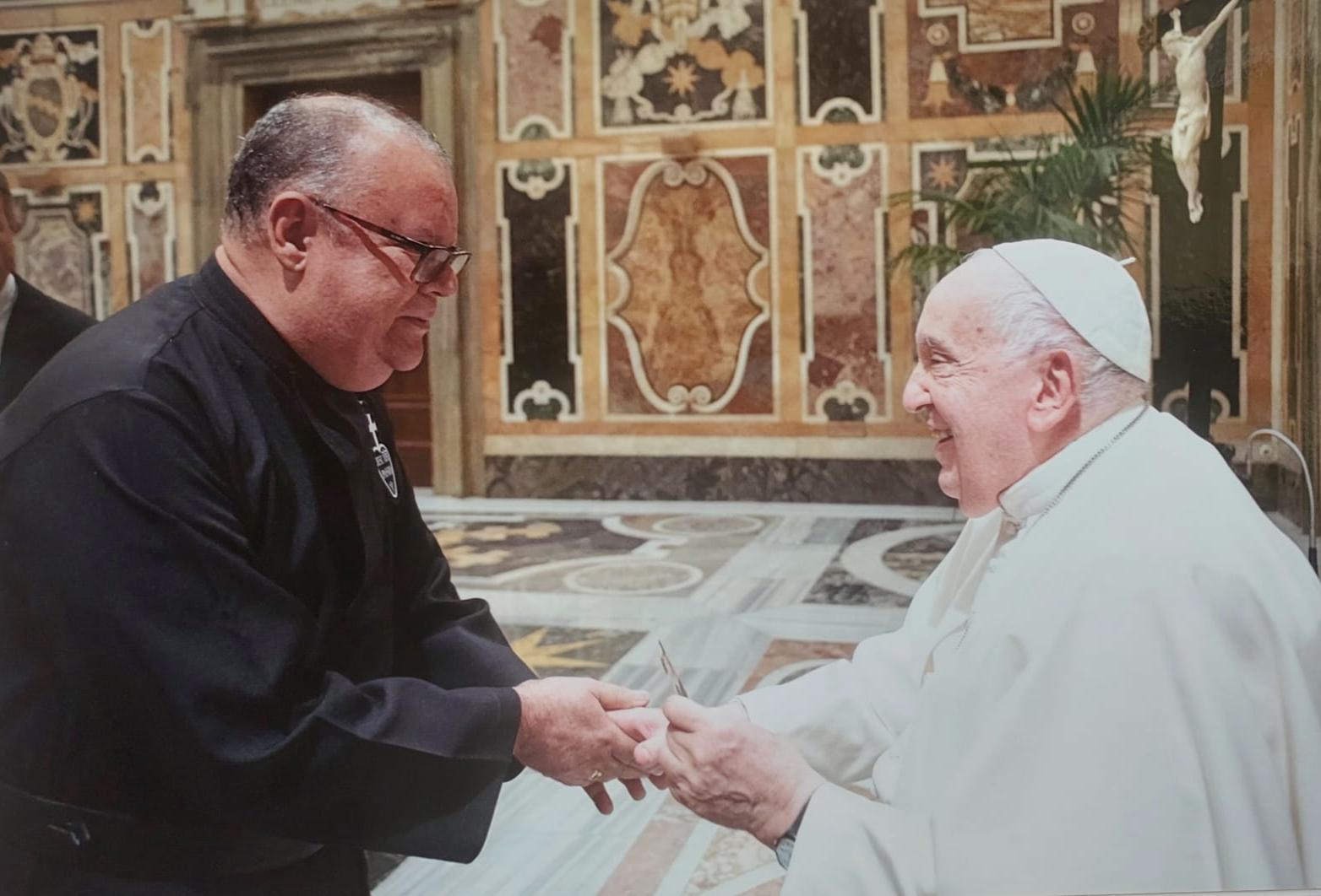Padre Luiz Cláudio com Vossa Santidade, o Papa Francisco, representando uma escola com valores cristãos.