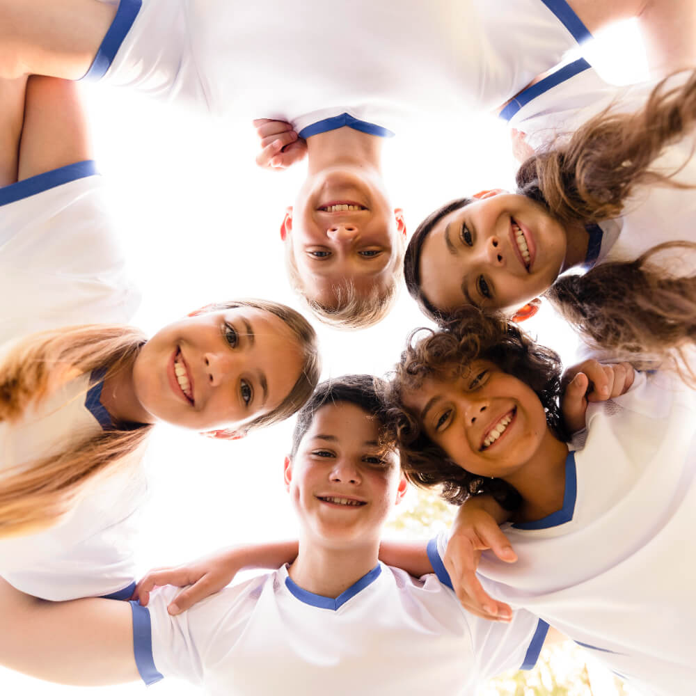 Alunos abraçados em círculo, representando o dinamismo e oportunidades por trás da aprendizagem ativa.