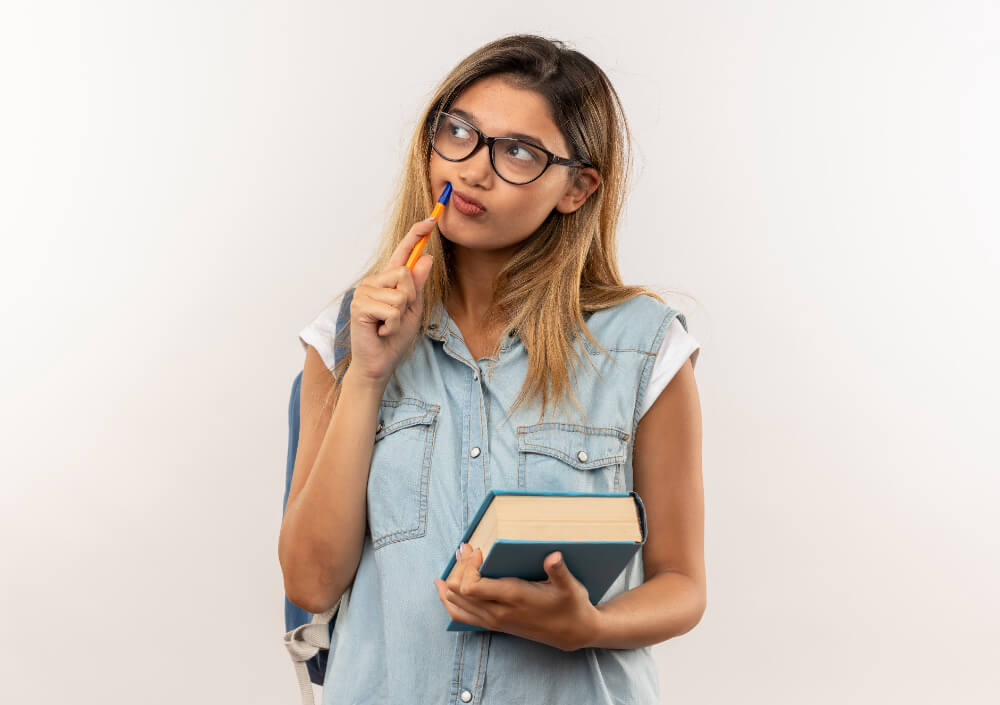 Jovem pensativa, representando a decisão de qual faculdade fazer.