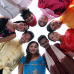 Pessoas de diferentes origens sociais e culturais reunidas, representando a diversidade estudada pelas Ciências Sociais.