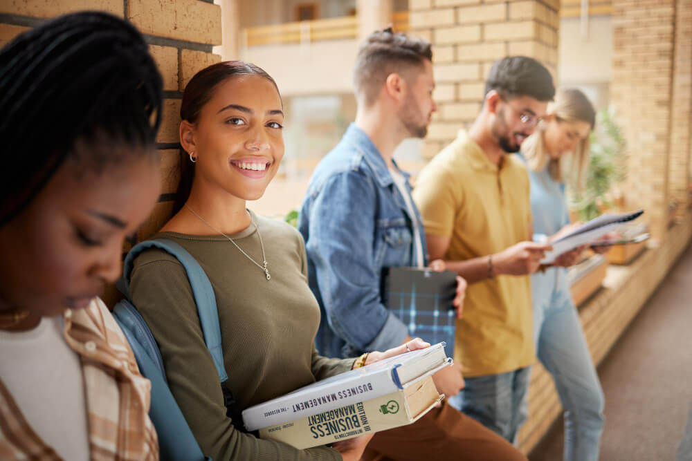 Jovens encostados em um muro, representando pessoas em processo de decisão de qual o melhor curso de faculdade para cursar.